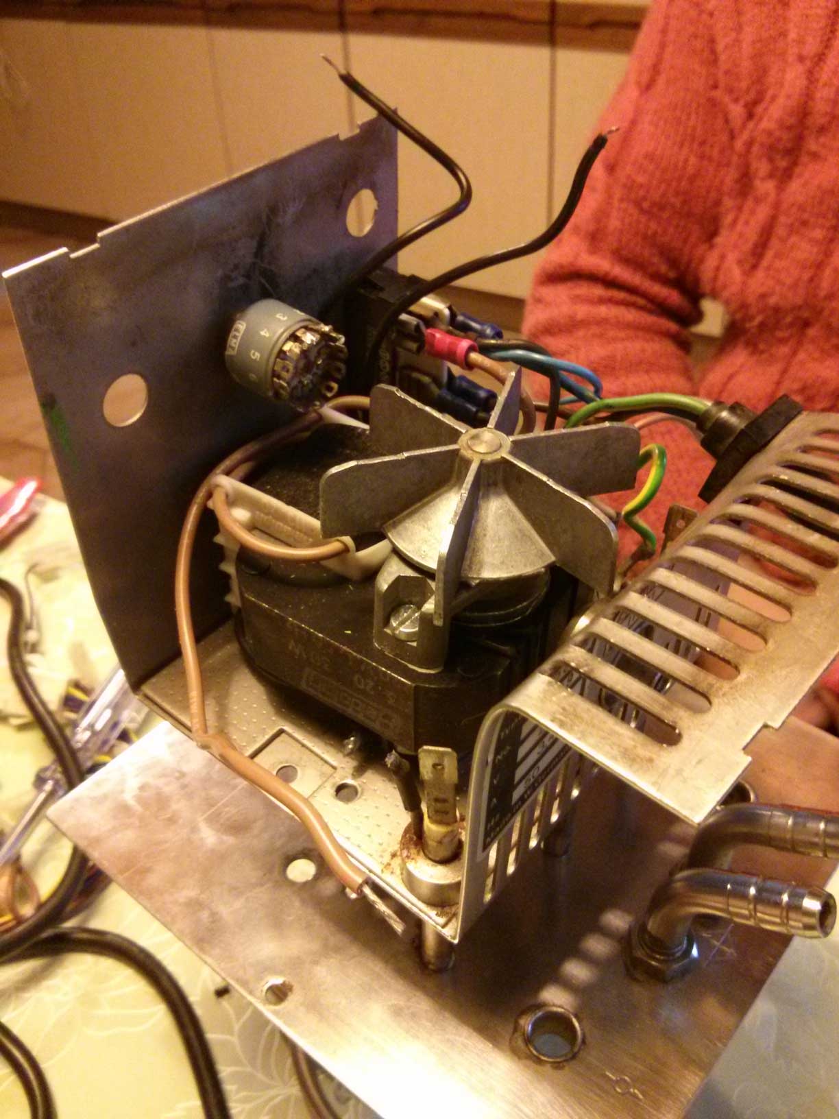Different perspective of the lower part with the mixer motor and connectors for the heater.