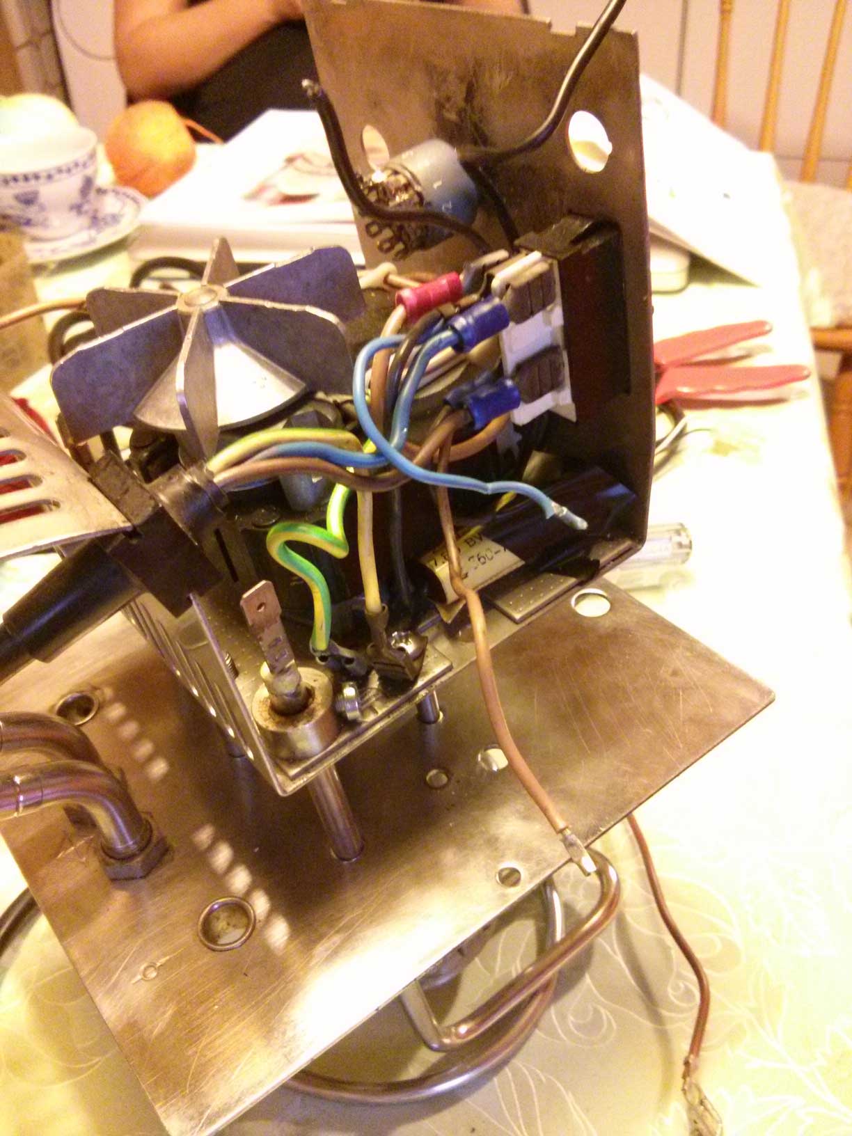 The lower part with the mixer motor and connectors for the heater.